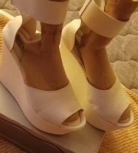BEAUTIFUL ALL WHITE PLATFORM WEDGES WITH THE ELASTIC VELCRO ANKLE STRAP! size 10